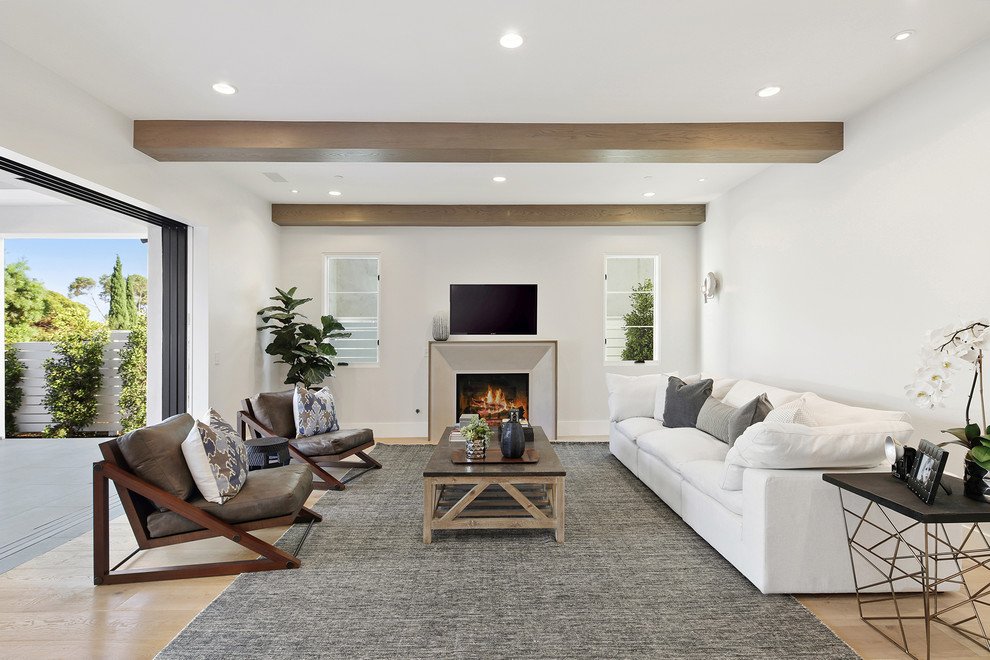 Großes, Offenes Modernes Wohnzimmer mit weißer Wandfarbe, hellem Holzboden, Kamin und TV-Wand in Orange County