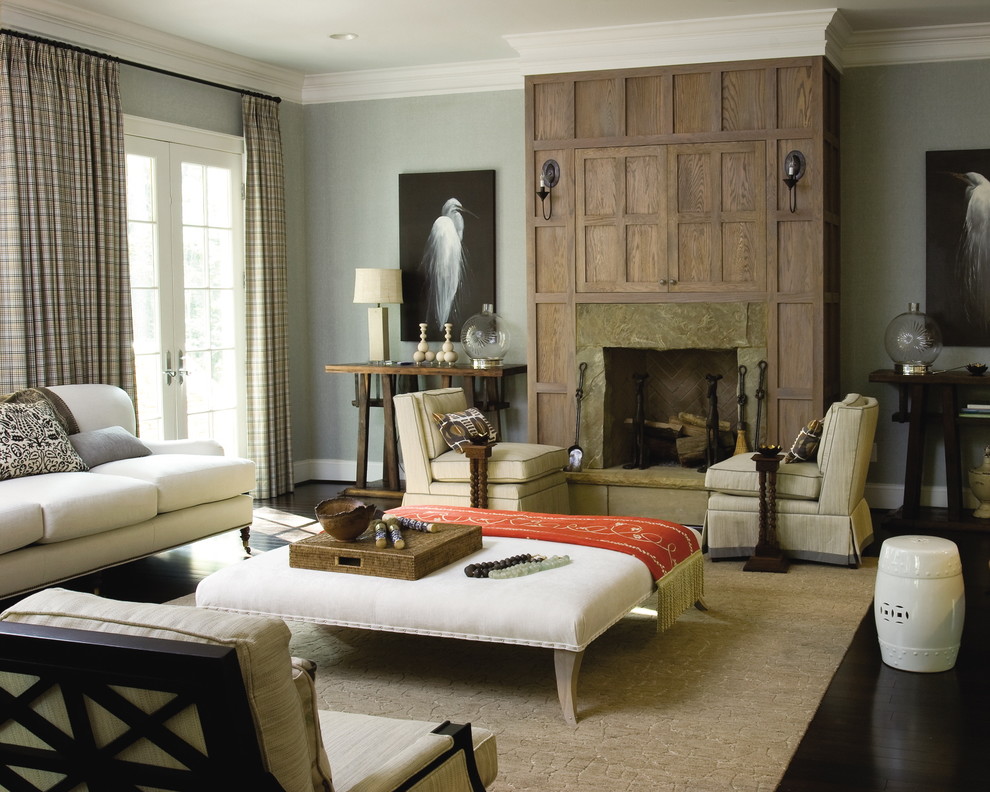 Стильный дизайн: большая гостиная комната:: освещение в стиле фьюжн с серыми стенами и стандартным камином - последний тренд