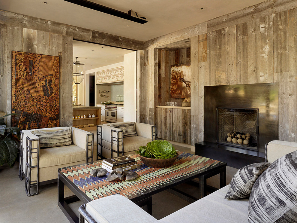 Идея дизайна: большая открытая гостиная комната в стиле рустика с стандартным камином и фасадом камина из металла