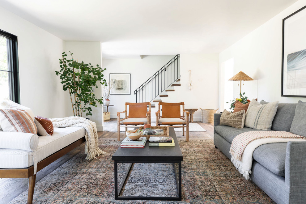 Landhausstil Wohnzimmer mit weißer Wandfarbe, dunklem Holzboden und braunem Boden in San Francisco