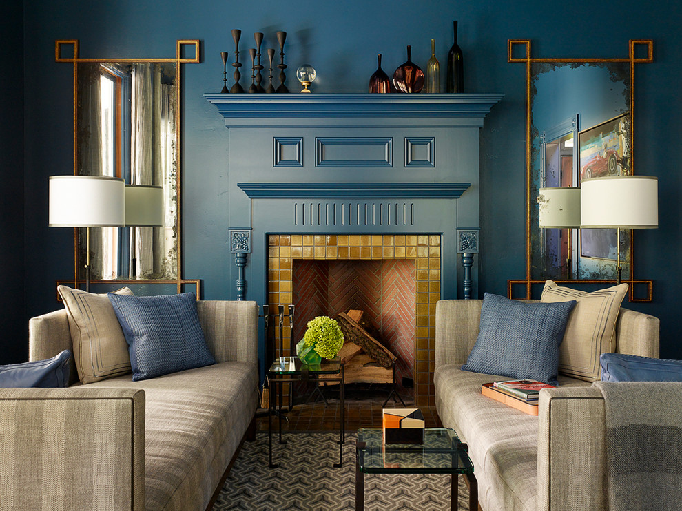 Immagine di un soggiorno tradizionale chiuso con sala formale, camino classico, pareti blu e cornice del camino piastrellata