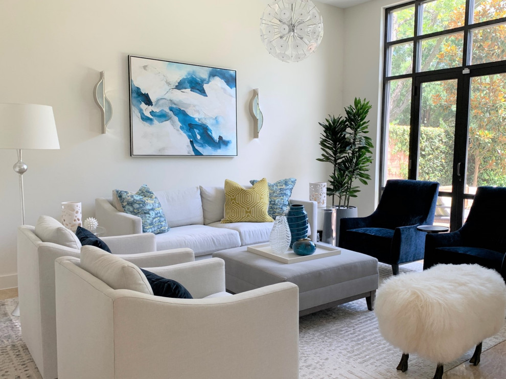 Großes, Repräsentatives, Fernseherloses, Offenes Modernes Wohnzimmer mit weißer Wandfarbe, Travertin, beigem Boden und Ziegelwänden in Houston