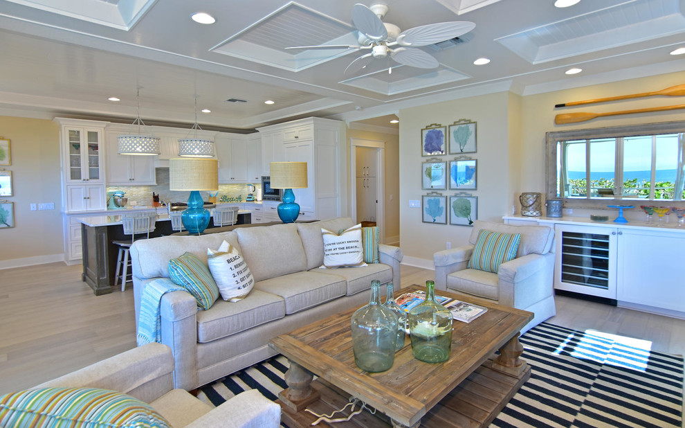 Großes, Repräsentatives, Fernseherloses, Abgetrenntes Maritimes Wohnzimmer ohne Kamin mit beiger Wandfarbe und hellem Holzboden in Tampa