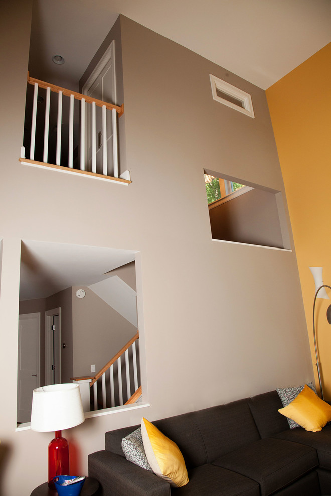 Mittelgroßes, Offenes Modernes Wohnzimmer ohne Kamin mit gelber Wandfarbe, hellem Holzboden und freistehendem TV in Minneapolis