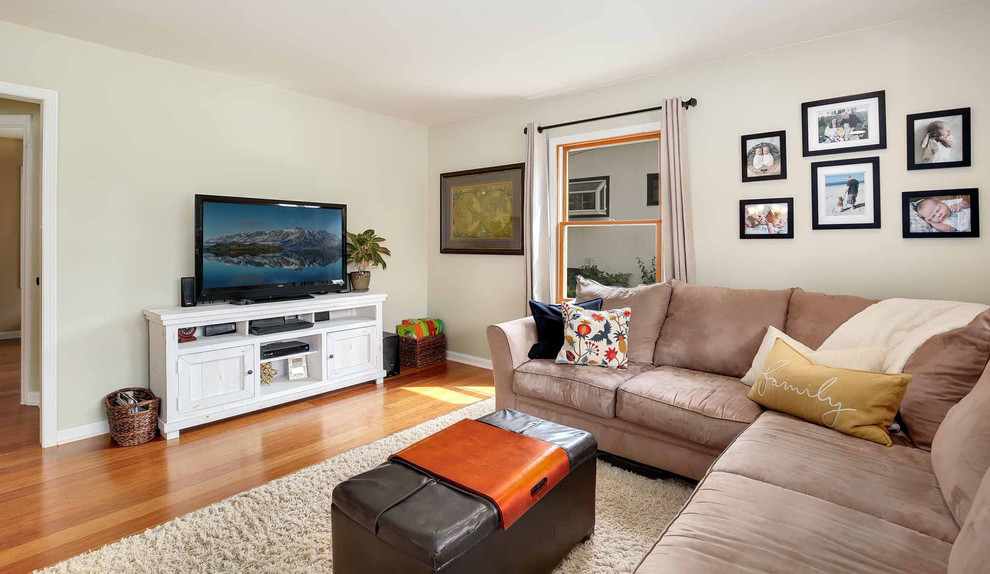 Bild på ett litet vintage allrum med öppen planlösning, med grå väggar, ljust trägolv, en fristående TV, ett finrum och brunt golv