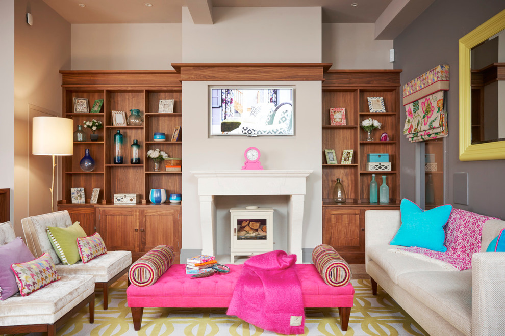 Idee per un soggiorno classico con sala formale, pareti grigie, stufa a legna e TV a parete