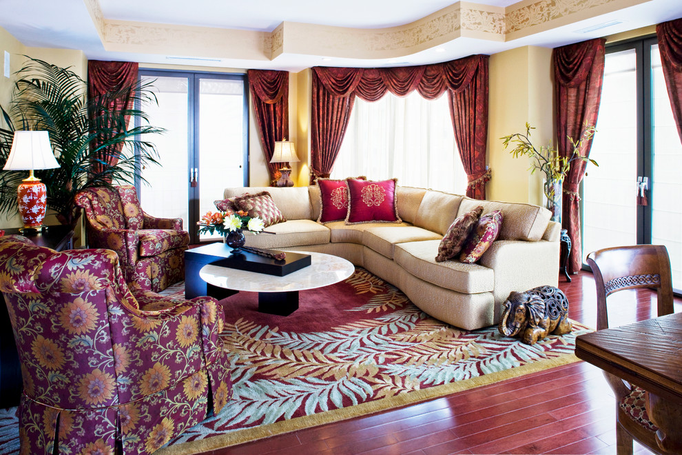 Идея дизайна: гостиная комната в классическом стиле с желтыми стенами без камина, телевизора