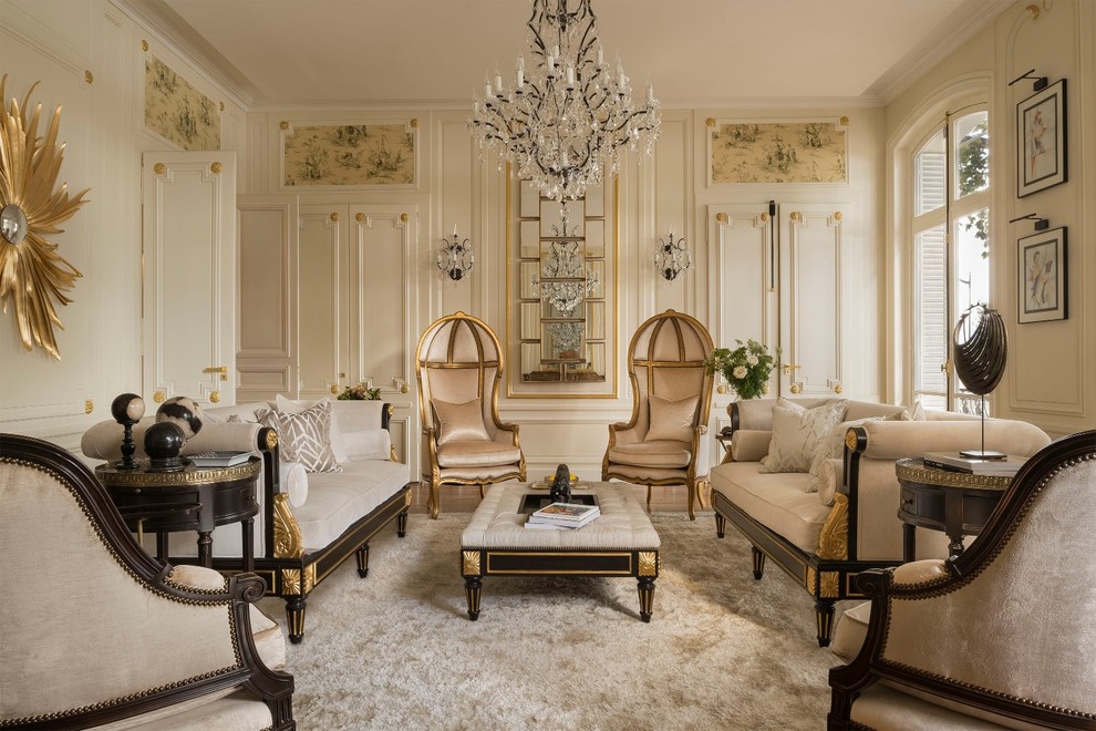На фото: гостиная комната в классическом стиле с белыми стенами, ковровым покрытием и серым полом с