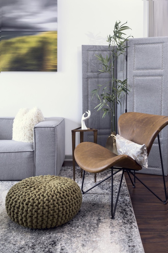 Стильный дизайн: маленькая открытая гостиная комната в стиле неоклассика (современная классика) с темным паркетным полом, белыми стенами и коричневым полом для на участке и в саду - последний тренд