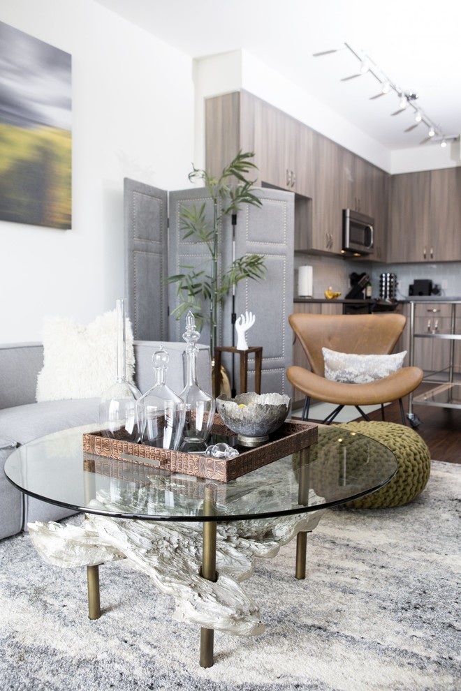 Esempio di un piccolo soggiorno moderno aperto con parquet scuro, pareti bianche e pavimento multicolore