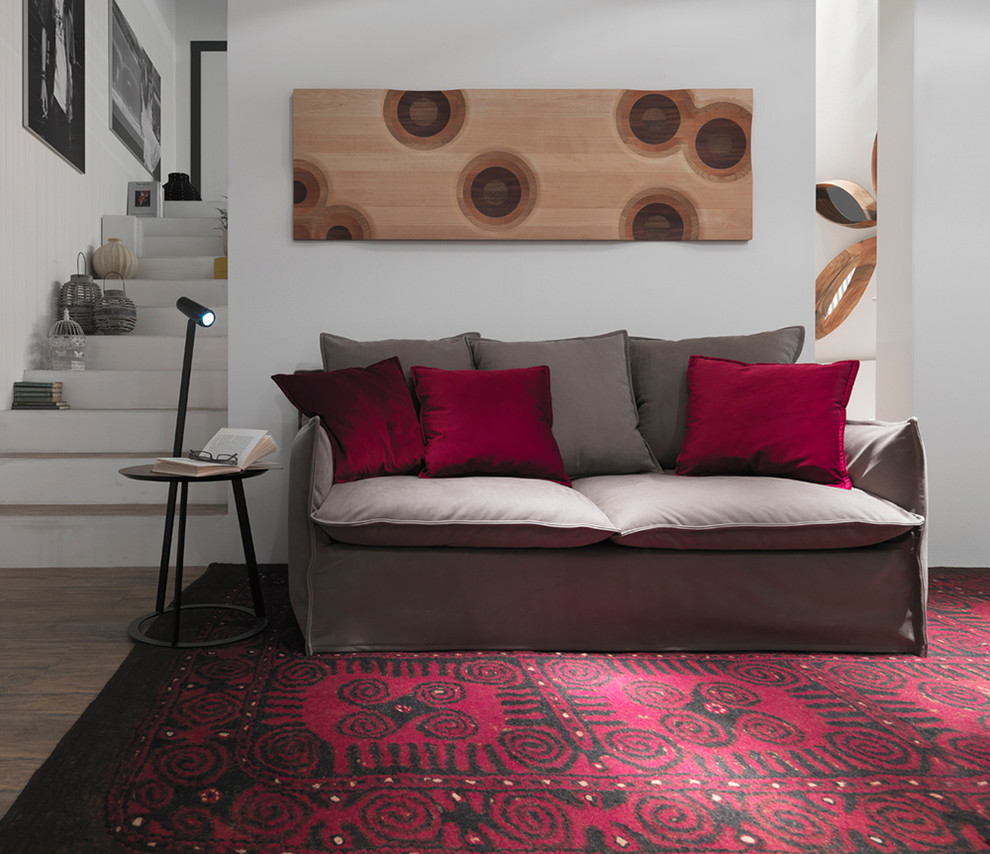 Пример оригинального дизайна: изолированная гостиная комната среднего размера в современном стиле с белыми стенами и ковровым покрытием