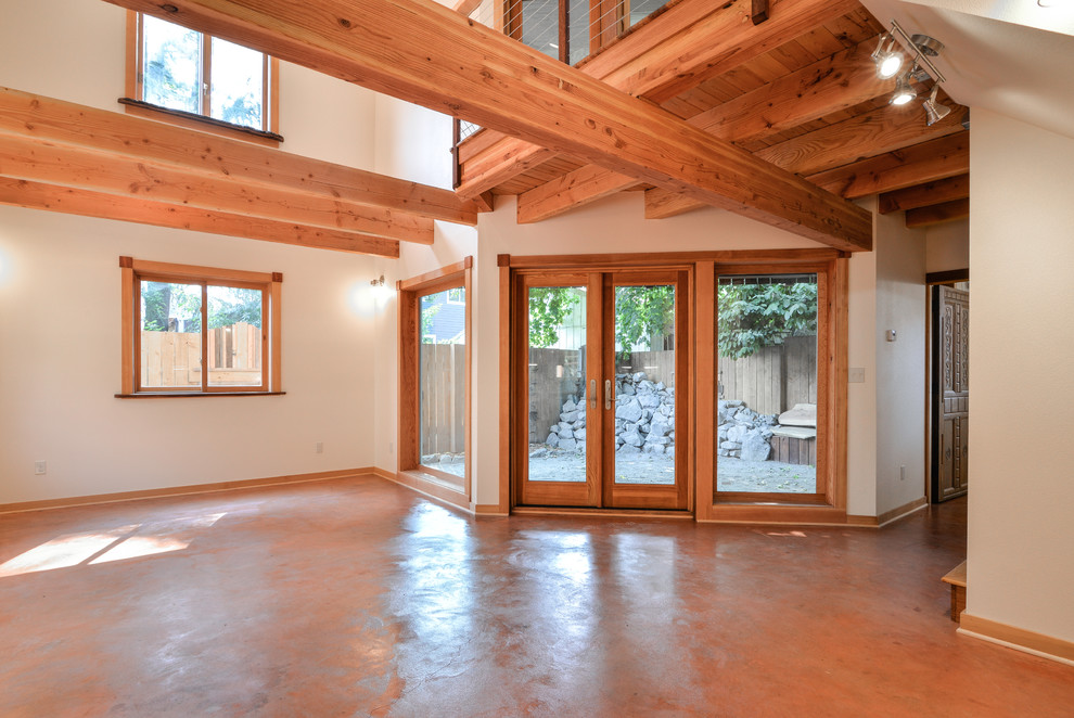 Mittelgroßes, Fernseherloses, Offenes Wohnzimmer ohne Kamin mit weißer Wandfarbe, Betonboden und orangem Boden in Portland