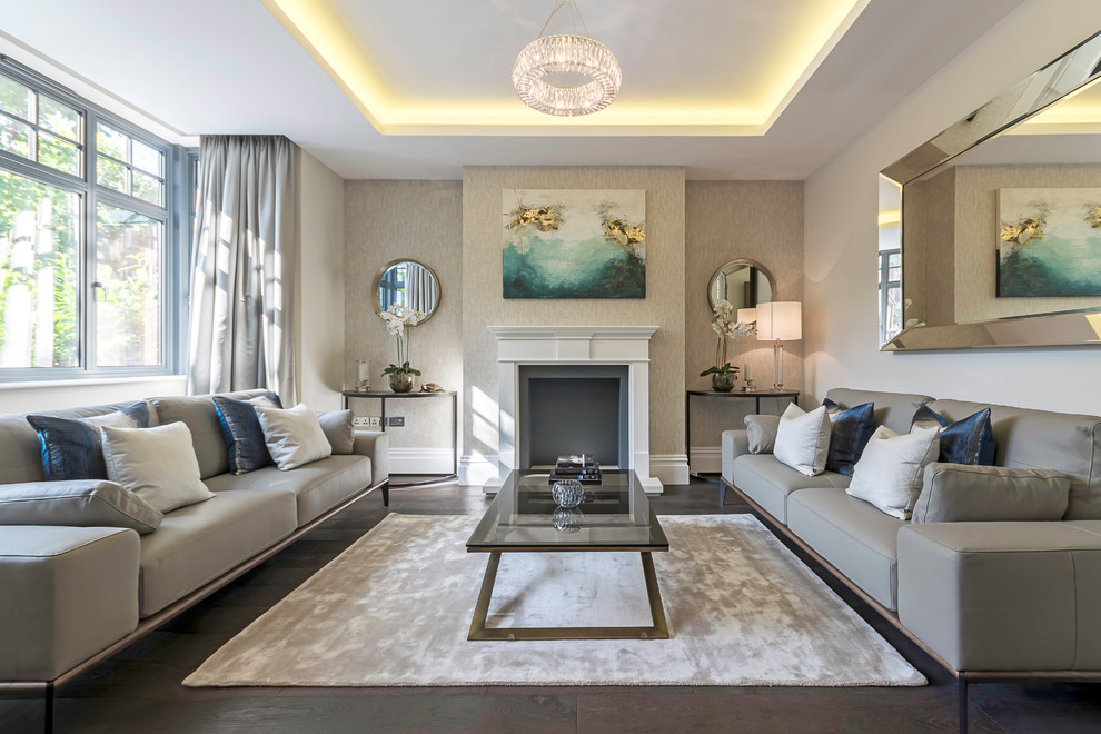 Esempio di un soggiorno classico di medie dimensioni e chiuso con pareti beige, parquet scuro, pavimento marrone e camino classico