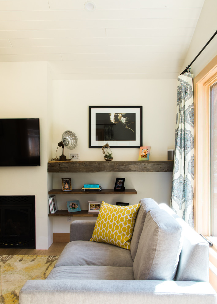 На фото: большая открытая гостиная комната в современном стиле с белыми стенами, паркетным полом среднего тона, стандартным камином, телевизором на стене и коричневым полом с
