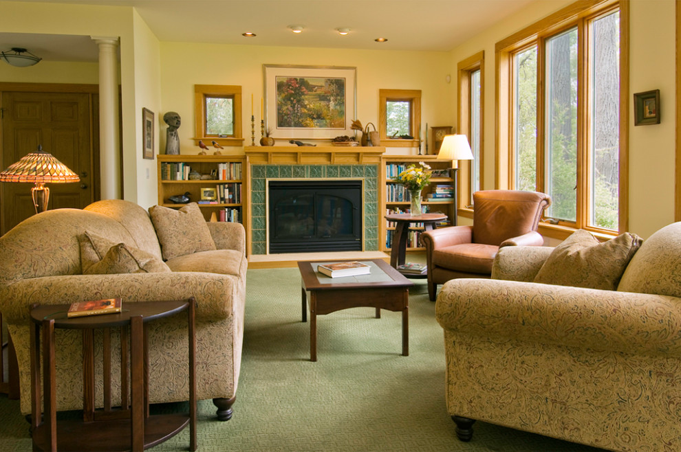 Источник вдохновения для домашнего уюта: гостиная комната среднего размера в стиле неоклассика (современная классика) с желтыми стенами, стандартным камином, фасадом камина из плитки и зеленым полом