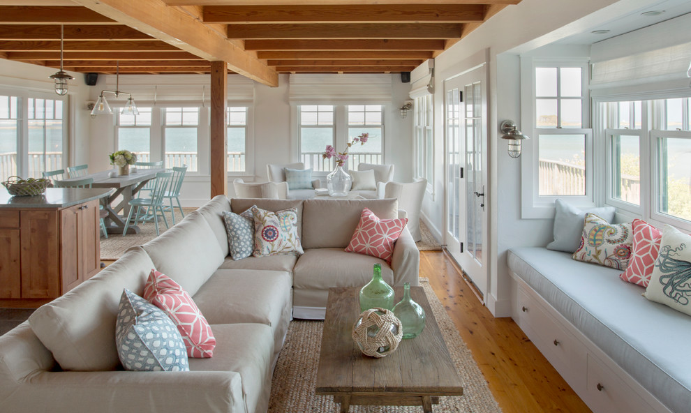 Foto di un soggiorno costiero aperto con pareti bianche e pavimento in legno massello medio