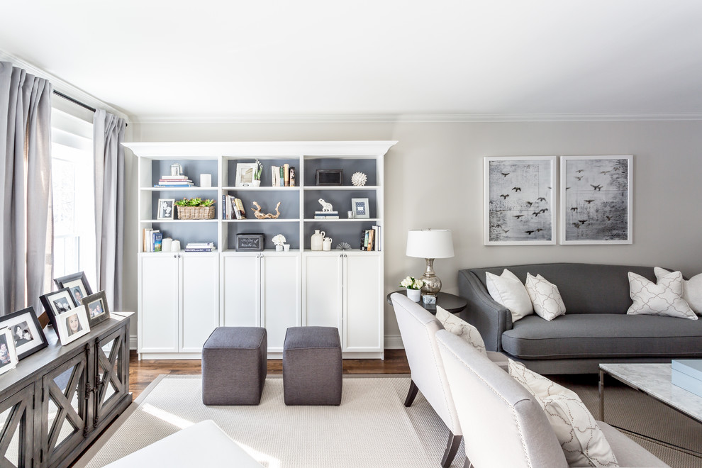 Mittelgroßes, Fernseherloses, Abgetrenntes Klassisches Wohnzimmer mit weißer Wandfarbe, braunem Holzboden, Kamin und Kaminumrandung aus Backstein in Montreal