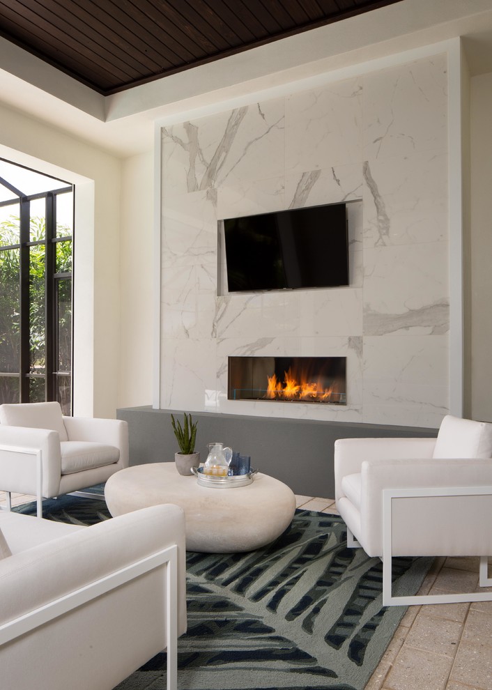На фото: гостиная комната в современном стиле с бежевыми стенами, горизонтальным камином, телевизором на стене и бежевым полом