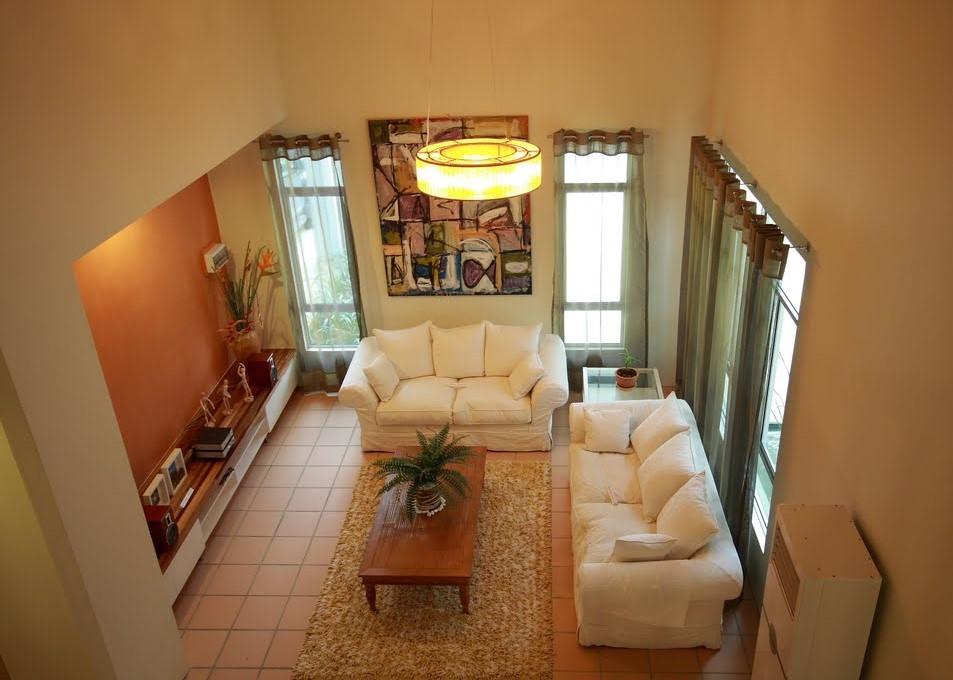 Exempel på ett litet modernt allrum med öppen planlösning, med beige väggar, klinkergolv i terrakotta och orange golv