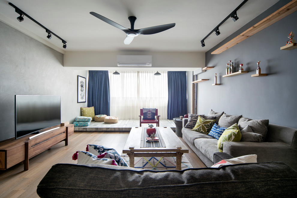 На фото: парадная, изолированная гостиная комната среднего размера в скандинавском стиле с