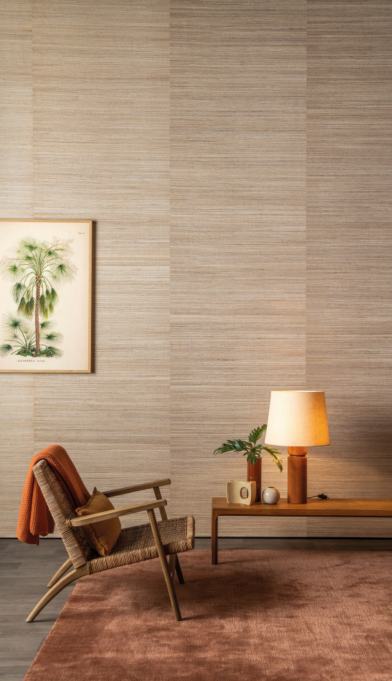 Esempio di un soggiorno tropicale con pareti beige, parquet chiaro e pavimento marrone