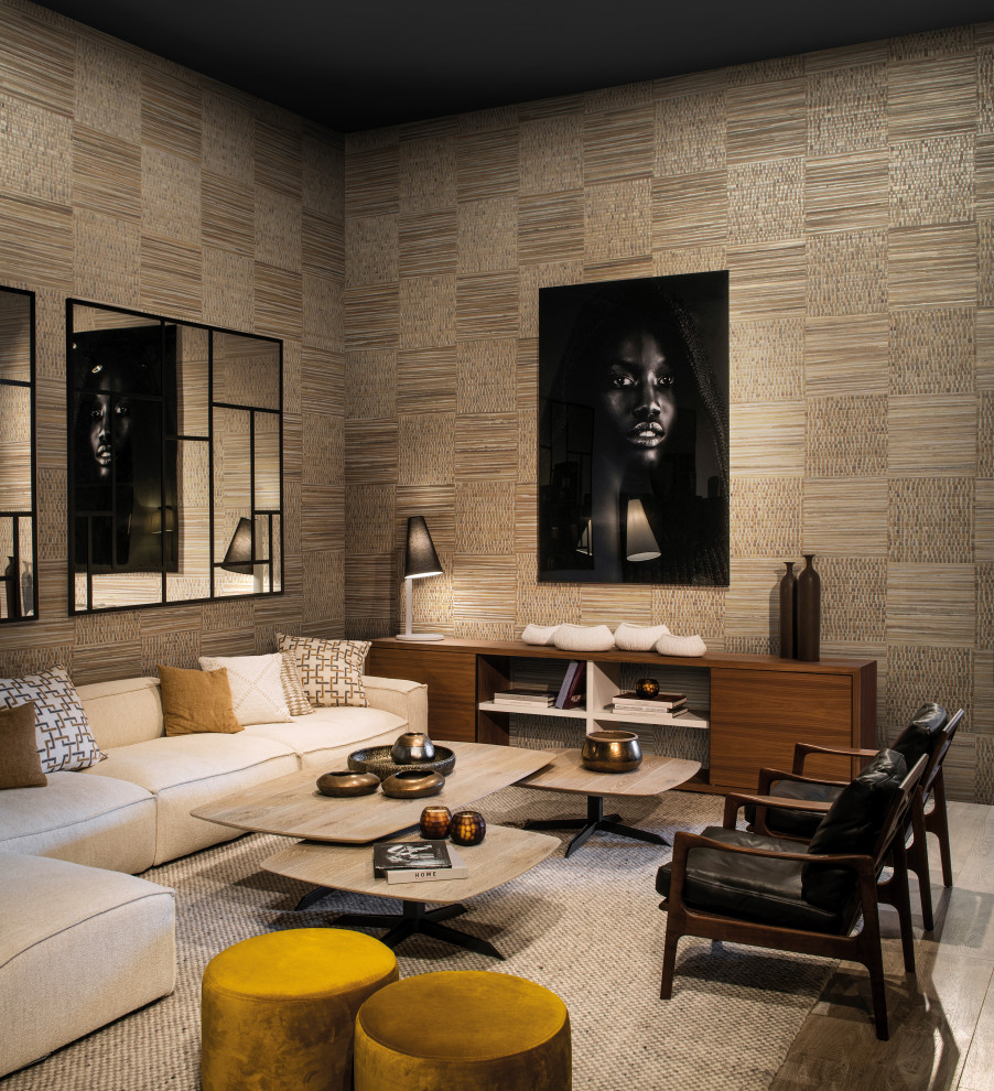 Cette image montre un salon ethnique avec un mur marron, parquet clair et un sol marron.