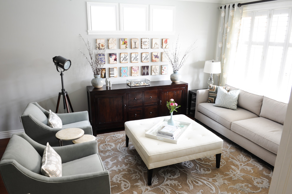Imagen de salón abierto clásico renovado pequeño sin chimenea y televisor con paredes grises y suelo de madera en tonos medios