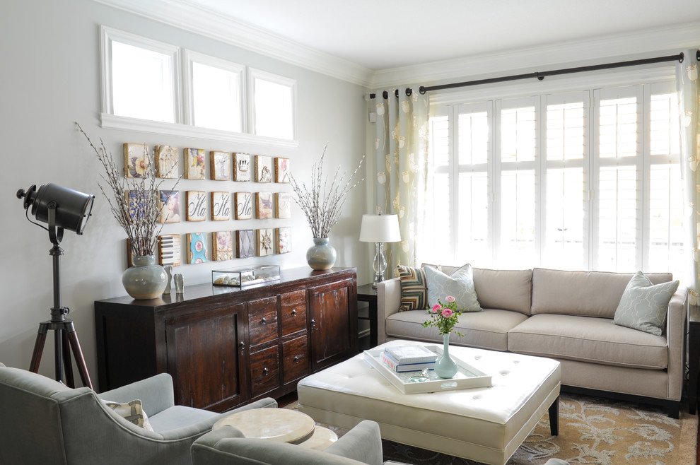 Kleines, Fernseherloses, Offenes Klassisches Wohnzimmer ohne Kamin mit grauer Wandfarbe in Vancouver