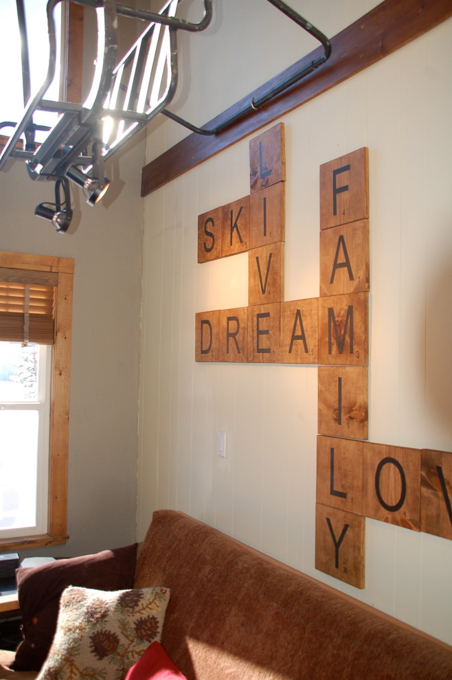 Imagen de salón abierto rústico grande con paredes beige y suelo de madera en tonos medios