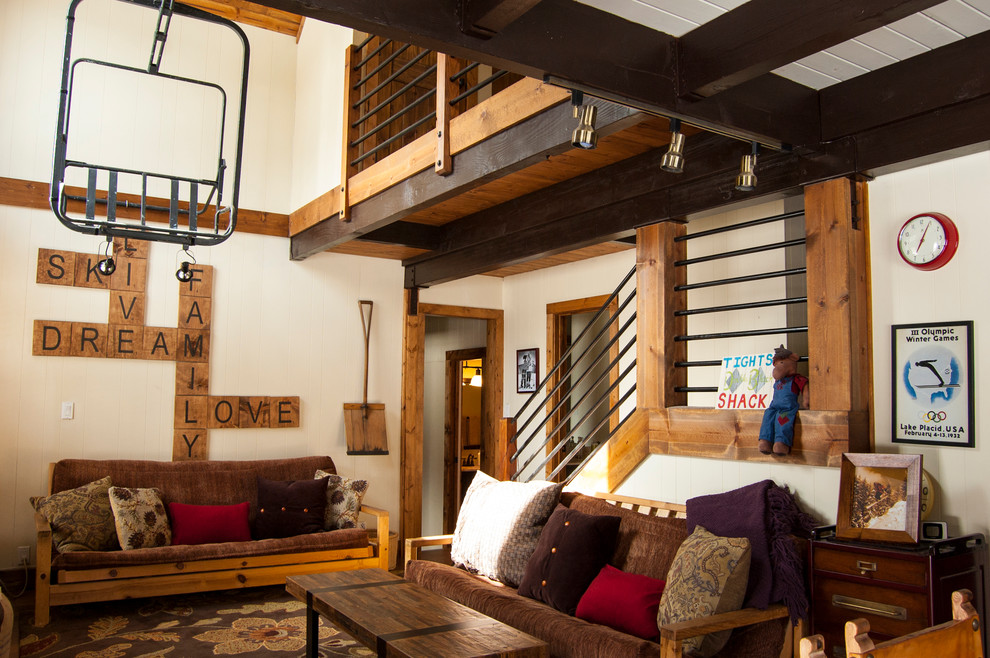 Ejemplo de salón abierto rural grande con paredes beige y suelo de madera en tonos medios