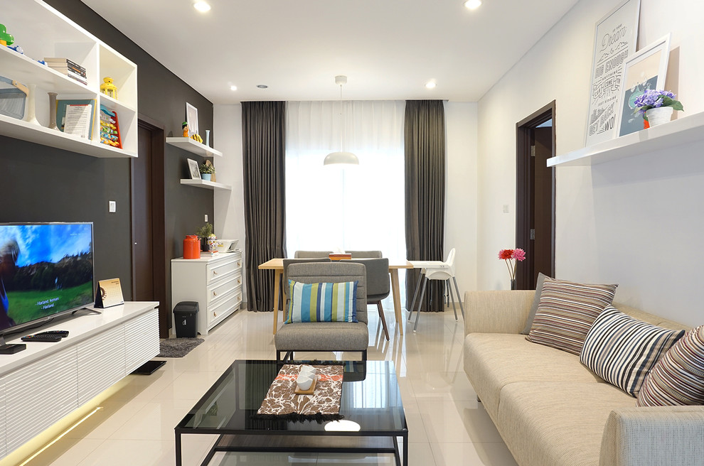 На фото: маленькая парадная, изолированная гостиная комната в стиле модернизм с серыми стенами, полом из керамической плитки, отдельно стоящим телевизором и бежевым полом без камина для на участке и в саду