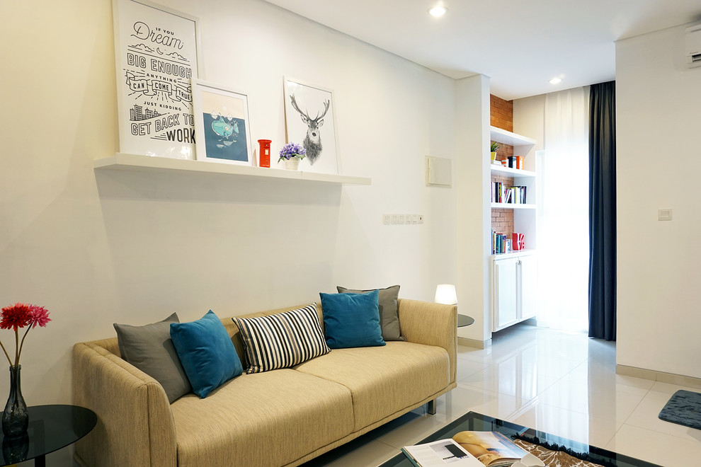 На фото: маленькая парадная, изолированная гостиная комната в стиле модернизм с серыми стенами, полом из керамической плитки, отдельно стоящим телевизором и бежевым полом без камина для на участке и в саду с