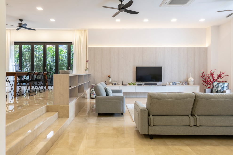 Immagine di un soggiorno contemporaneo aperto con pareti bianche, nessun camino, TV a parete e pavimento beige
