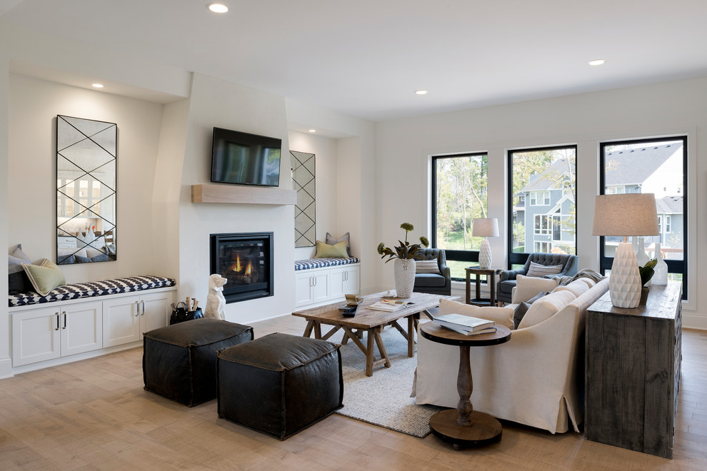 Esempio di un soggiorno classico con pareti bianche, parquet chiaro, camino classico, TV a parete e pavimento beige