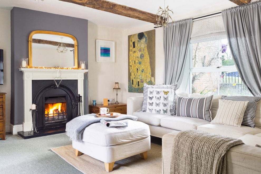 Ejemplo de salón de estilo de casa de campo con paredes blancas, moqueta, suelo gris y estufa de leña