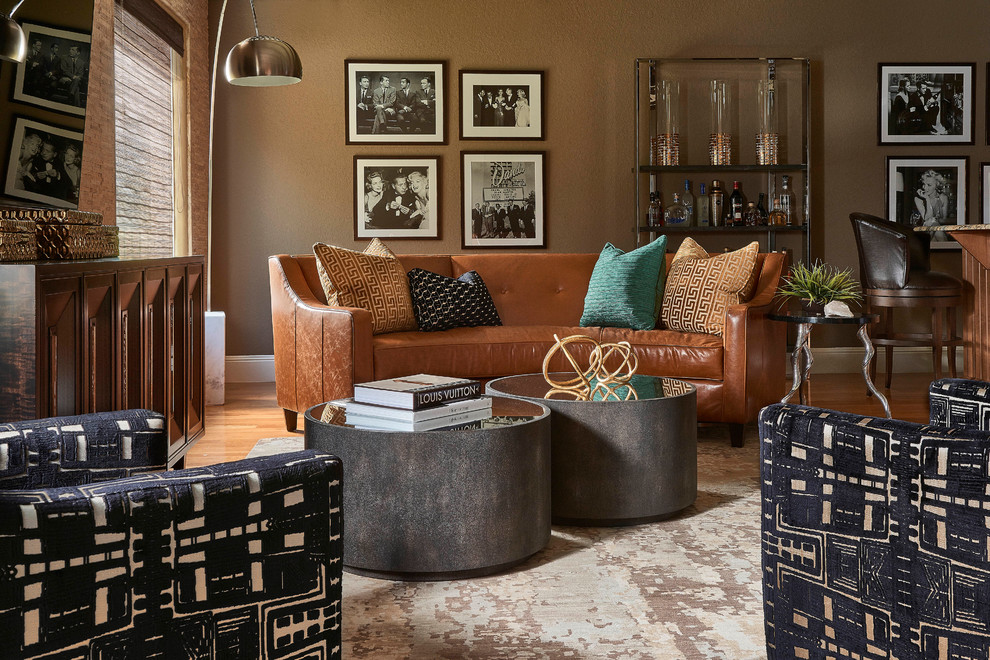 Foto di un grande soggiorno design chiuso con angolo bar, pareti marroni e pavimento in legno massello medio