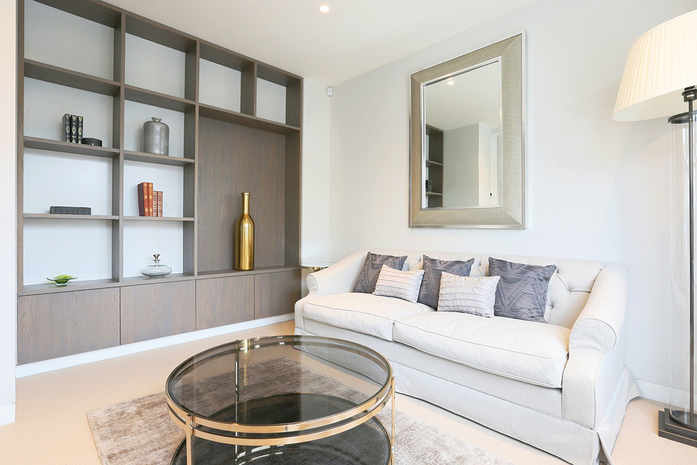 Fernseherloses Klassisches Wohnzimmer ohne Kamin mit grauer Wandfarbe und Teppichboden in London
