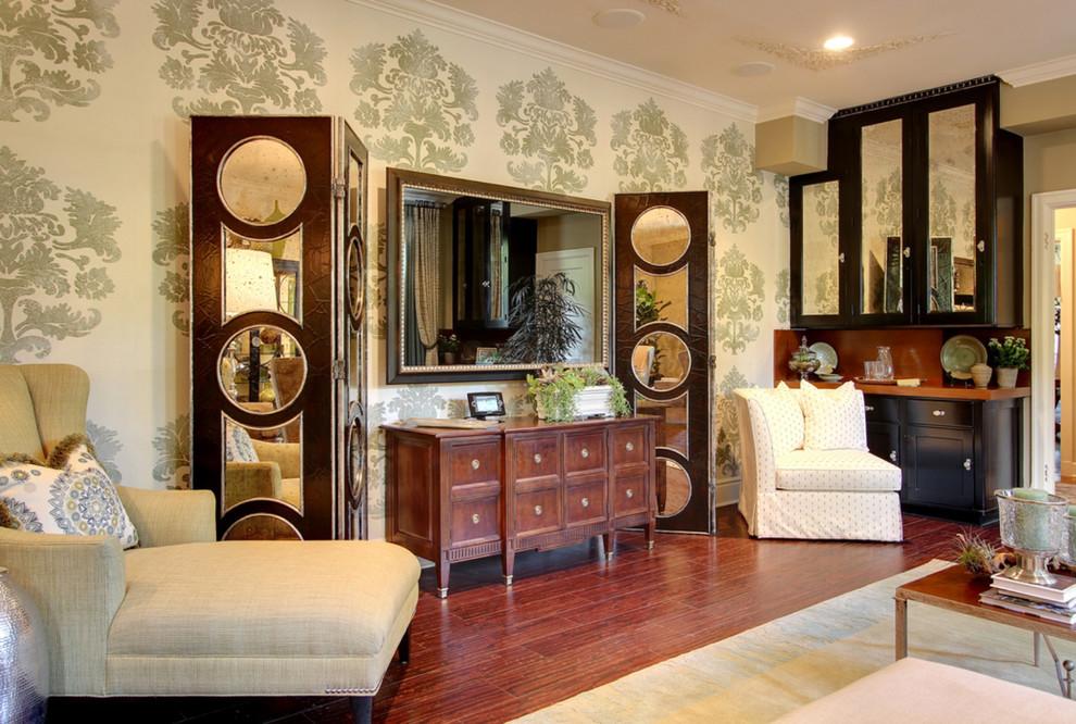 Exemple d'un salon tendance de taille moyenne et fermé avec un téléviseur dissimulé, une salle de réception, un mur multicolore, un sol en bois brun et un sol marron.