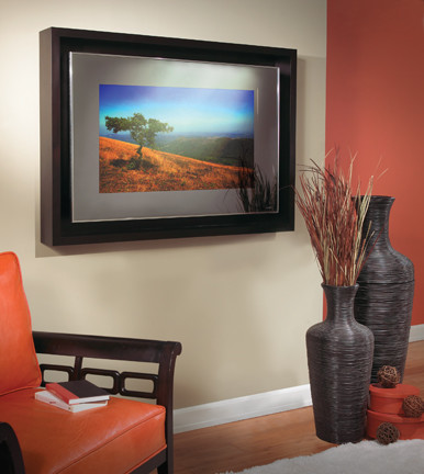 Exemple d'un salon de taille moyenne et fermé avec un téléviseur dissimulé, une salle de réception, un mur orange, un sol en bois brun et un sol marron.