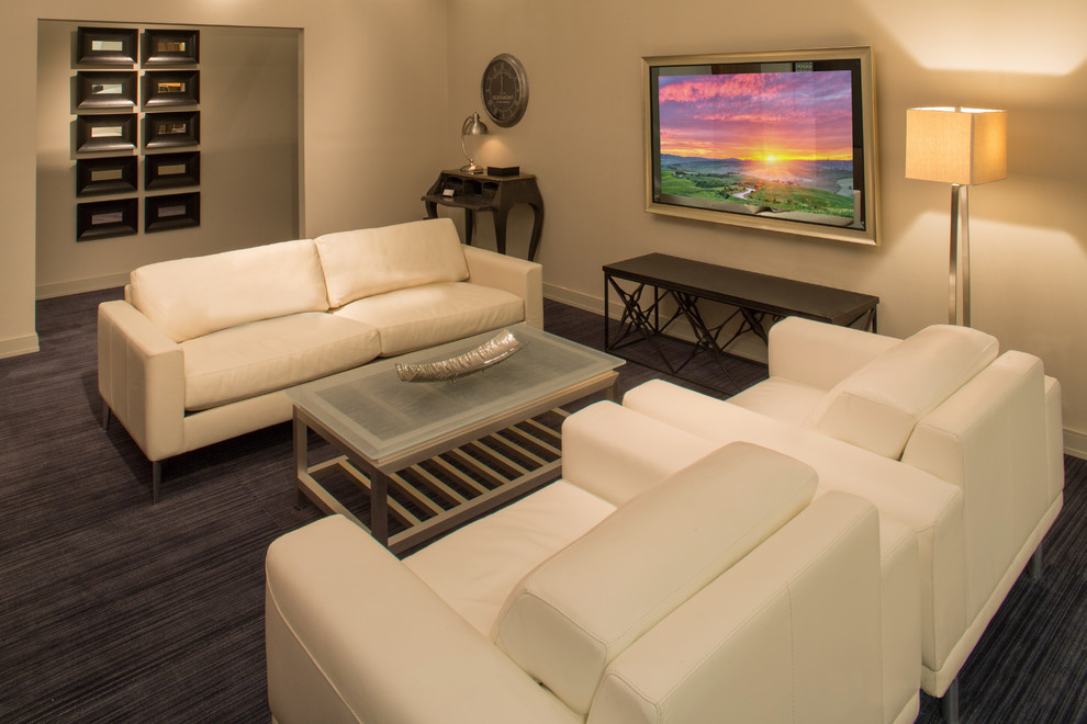 Esempio di un soggiorno design di medie dimensioni e chiuso con sala formale, pareti beige, parquet scuro, TV nascosta e pavimento nero