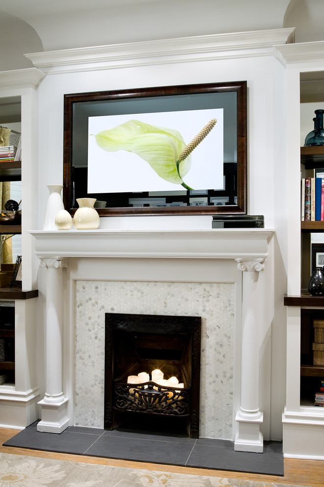 Exempel på ett mellanstort modernt separat vardagsrum, med ett finrum, vita väggar, ljust trägolv, en standard öppen spis, en spiselkrans i trä, en dold TV och brunt golv