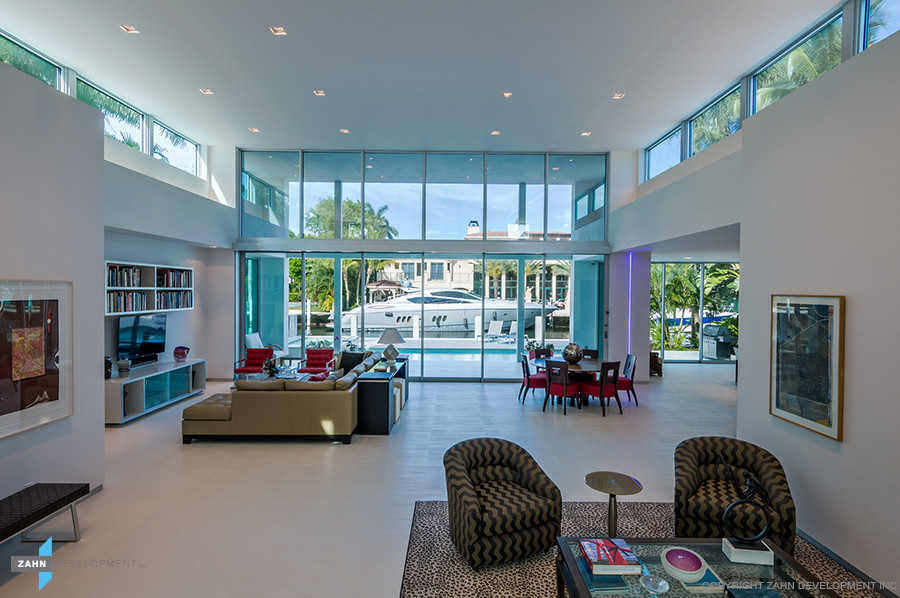 Mittelgroßes, Offenes Modernes Wohnzimmer mit weißer Wandfarbe, Porzellan-Bodenfliesen und TV-Wand in Miami