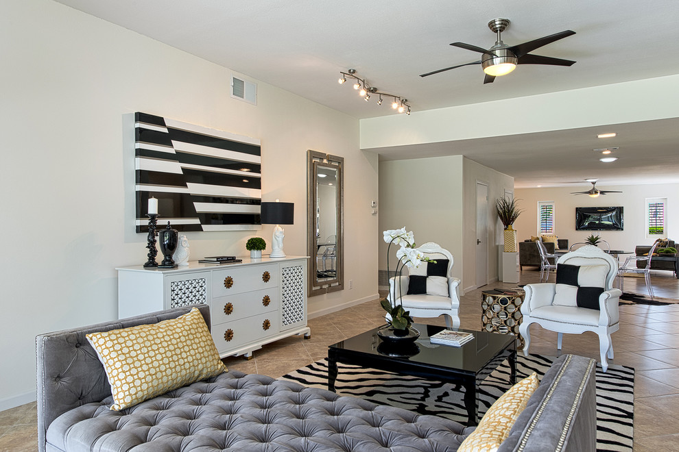 Ispirazione per un grande soggiorno minimalista aperto con pareti beige e pavimento con piastrelle in ceramica