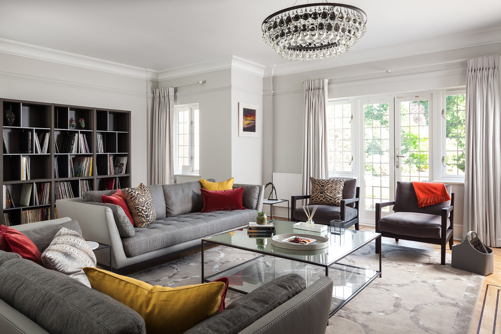 Foto di un soggiorno contemporaneo di medie dimensioni con sala formale, pareti grigie e parquet chiaro