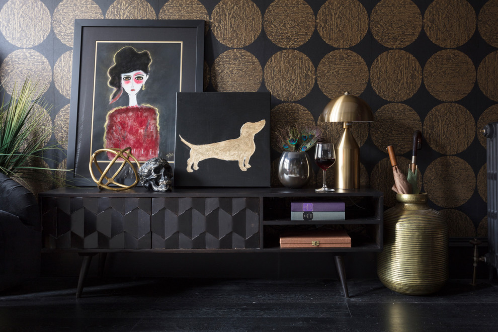 Immagine di un piccolo soggiorno minimal chiuso con pareti nere, parquet scuro, camino classico, cornice del camino in legno e pavimento nero