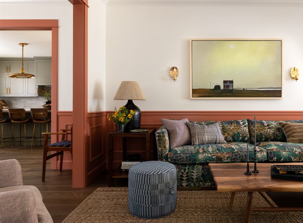 На фото: изолированная гостиная комната в классическом стиле с белыми стенами, темным паркетным полом, коричневым полом и панелями на стенах с