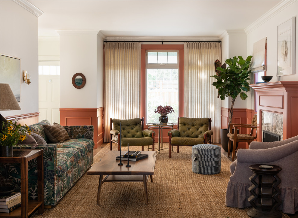 На фото: изолированная гостиная комната в классическом стиле с белыми стенами, паркетным полом среднего тона, стандартным камином, коричневым полом и панелями на стенах с