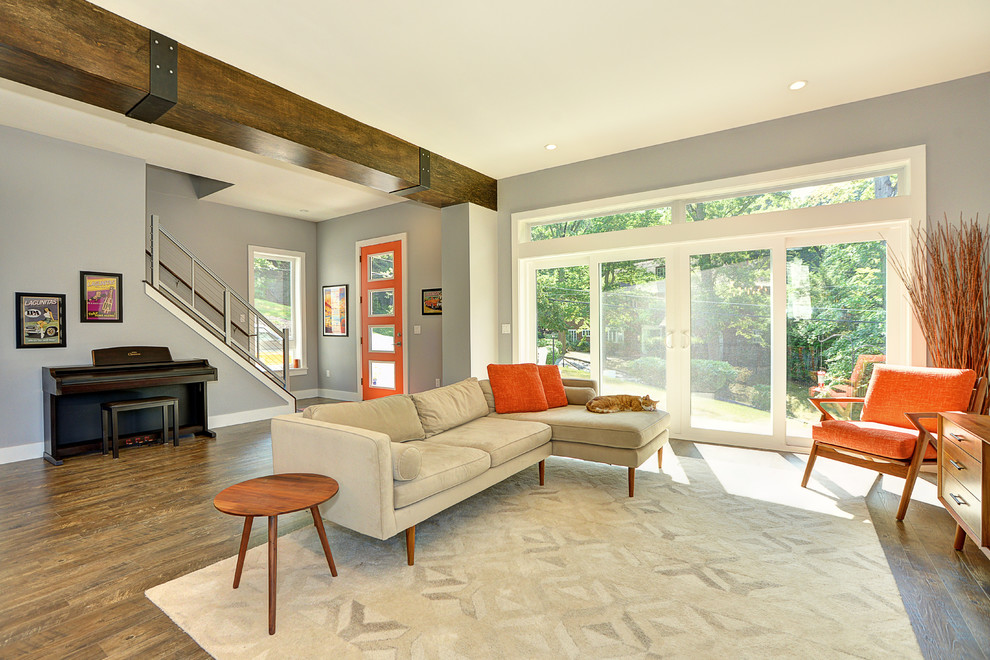 Esempio di un soggiorno contemporaneo aperto con pareti grigie, parquet scuro e pavimento marrone