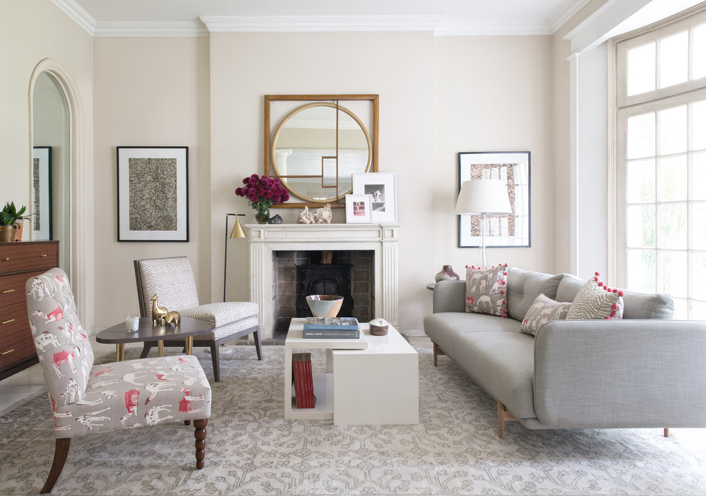 Aménagement d'un petit salon contemporain avec un mur beige et une cheminée standard.