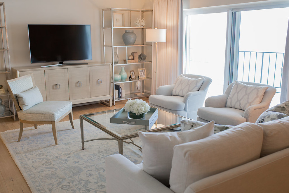 Свежая идея для дизайна: большая изолированная гостиная комната в стиле неоклассика (современная классика) с белыми стенами, светлым паркетным полом, отдельно стоящим телевизором и бежевым полом без камина - отличное фото интерьера